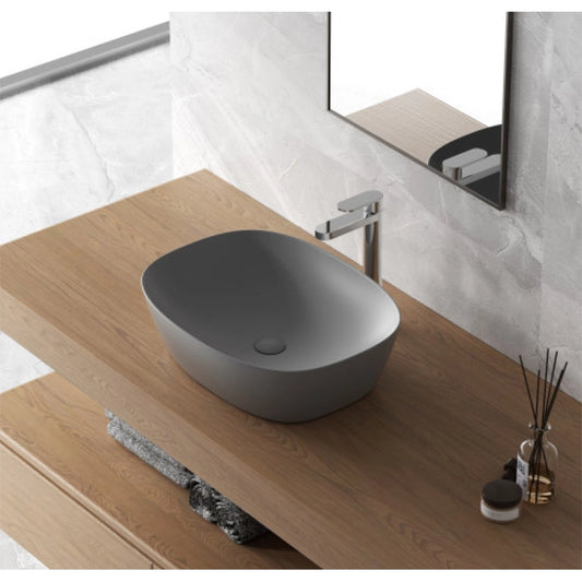 Lavabo a ciotola 50x38 cm grigio opaco in ceramica ambientato su piano bagno con accessori - Exagonshop