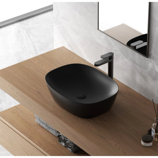 Lavabo a ciotola 50x38 cm nero opaco in ceramica ambientato su piano bagno con accessori - Exagonshop