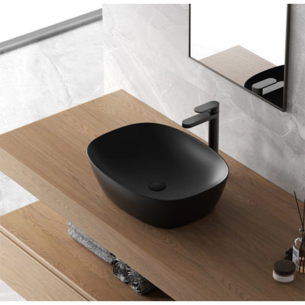 Lavabo a ciotola 50x38 cm nero opaco in ceramica ambientato su piano bagno con accessori - Exagonshop