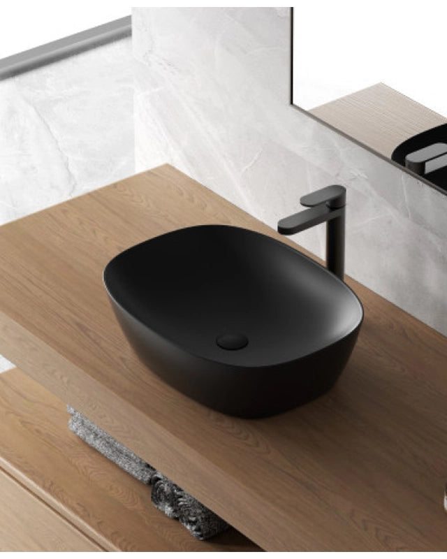 Lavabo a ciotola 50x38 cm nero opaco in ceramica ambientato su piano bagno con accessori - Exagonshop