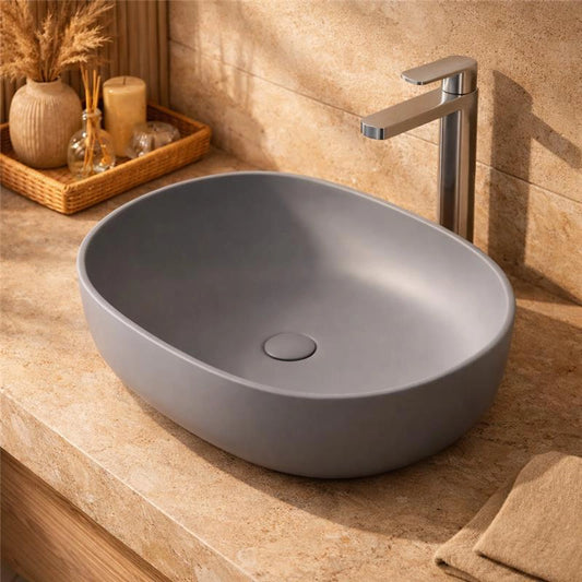 Lavabo a ciotola 60x41 cm grigio opaco in ceramica in naturale ambientato su piano bagno con accessori - Exagonshop