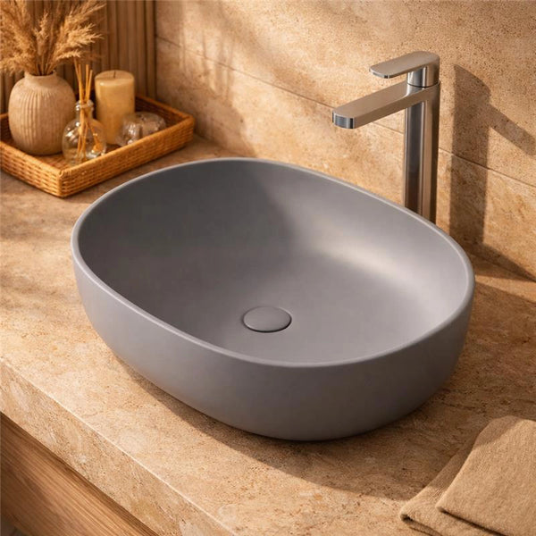 Lavabo a ciotola 60x41 cm grigio opaco in ceramica in naturale ambientato su piano bagno con accessori - Exagonshop