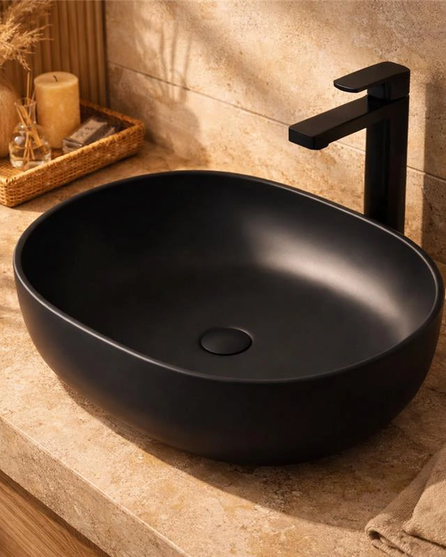 Lavabo a ciotola 60x41 cm nero opaco in ceramica ambientato su piano bagno con accessori - Exagonshop