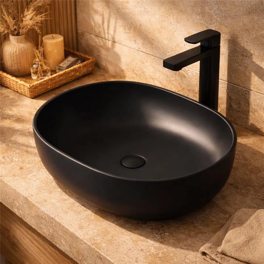 Lavabo a ciotola 60x41 cm nero opaco in ceramica ambientato su piano bagno con accessori - Exagonshop