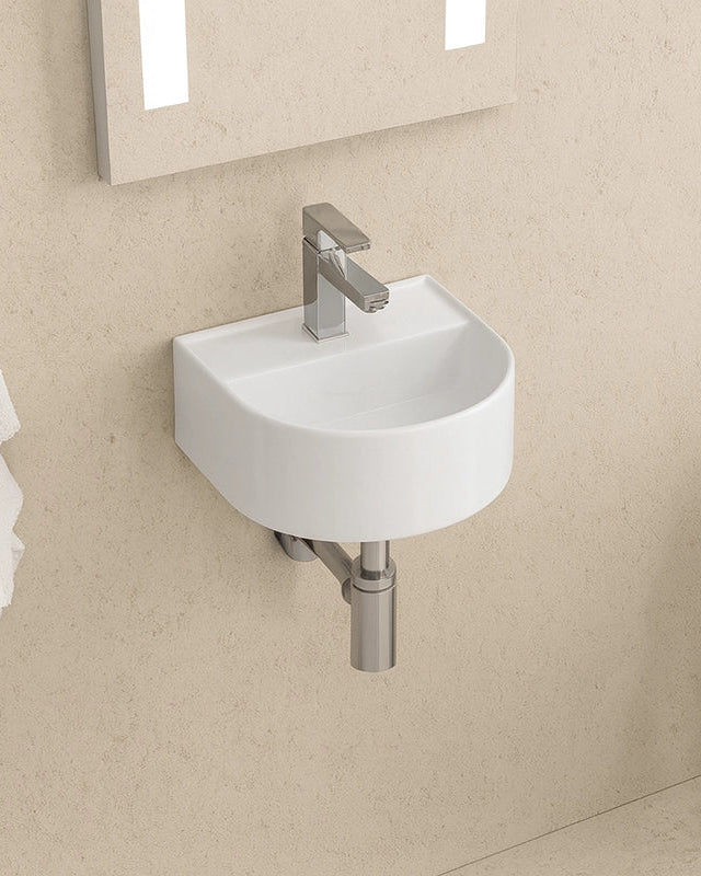 Lavabo lavamani 32x29 Sospeso In Porcellana Bianca New Line ambientato su piano bagno con accessori - Exagonshop