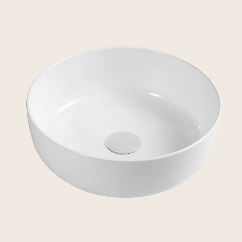 Lavabo tondo 33 cm slim da appoggio In Ceramica Bianco ambientato su piano bagno con accessori - Exagonshop