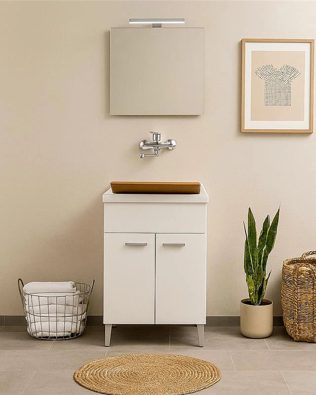 Lavatoio 60x50 con vasca in resina bianco lucido e installato su lavello, vista della bocca e della leva - Exagonshop