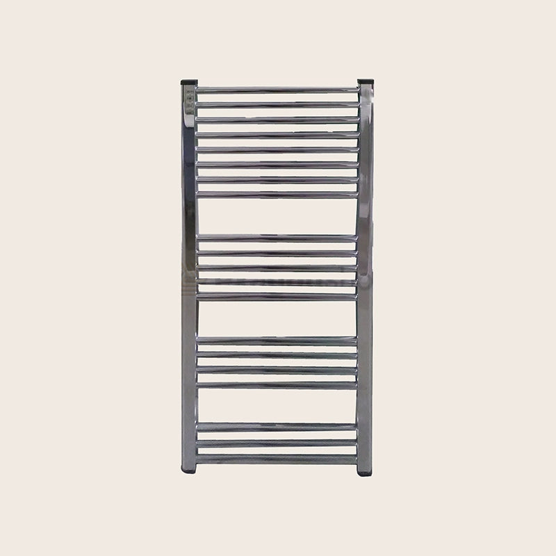 Lazzarini Bolzano Scaldasalviette 1188x500 dritto 345W cromo Cromato accesa in soggiorno, fiamma visibile attraverso il vetro