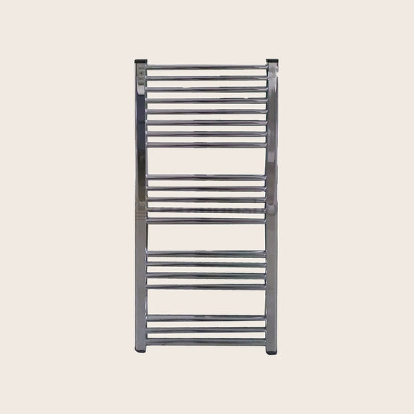 Lazzarini Bolzano Scaldasalviette 1188x500 dritto 345W cromo Cromato accesa in soggiorno, fiamma visibile attraverso il vetro