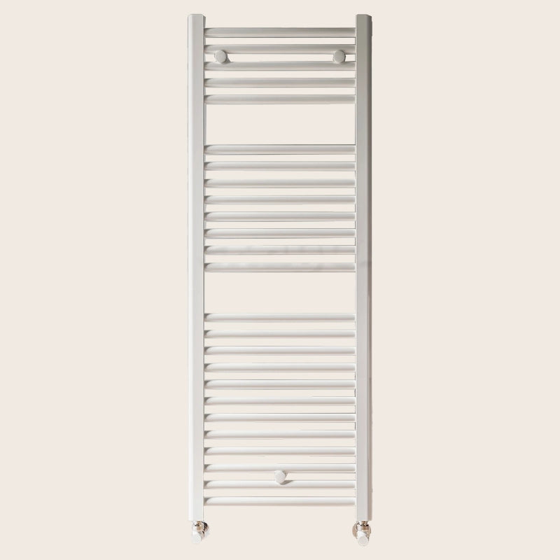 Lazzarini Sanremo 1230x500 scaldasalviette ad acqua 571W accesa in soggiorno, fiamma visibile attraverso il vetro