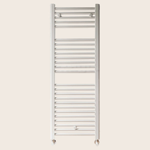 Lazzarini Sanremo 1230x500 scaldasalviette ad acqua 571W accesa in soggiorno, fiamma visibile attraverso il vetro