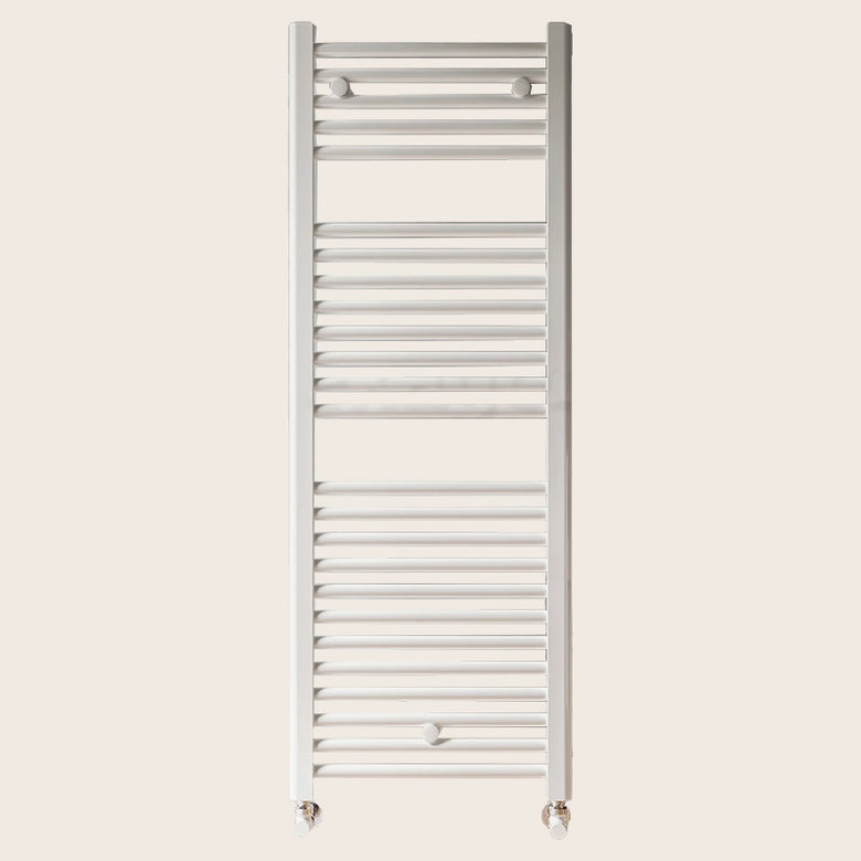 Lazzarini Sanremo 1230x500 scaldasalviette ad acqua 571W accesa in soggiorno, fiamma visibile attraverso il vetro