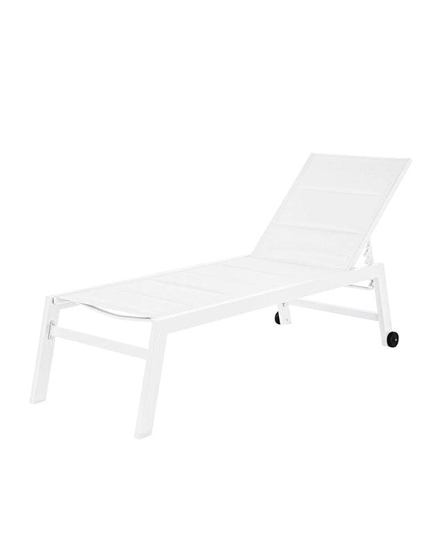Lettino sdraio prendi sole da giardino con ruote in ambientato in spazio living con arredi coordinati - Exagonshop