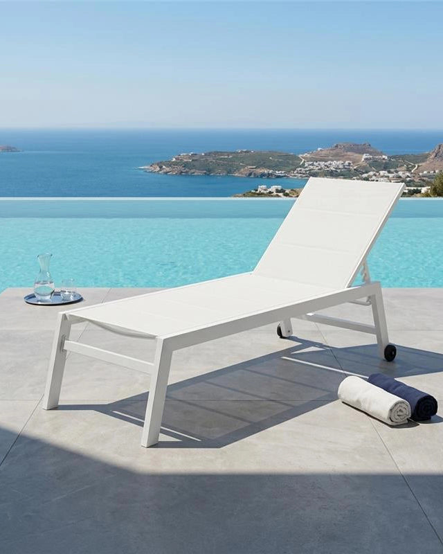 Lettino sdraio prendi sole da giardino con ruote in in alluminio e naturale ambientato in spazio living con arredi...