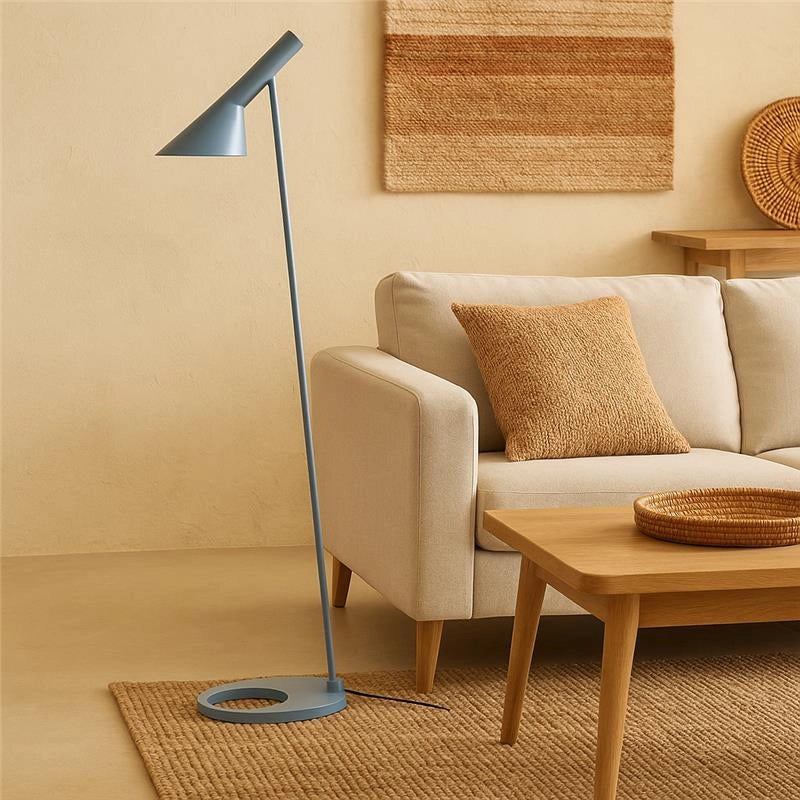 Louis Poulsen AJ Lampada a pavimento dusty blue accesa in ambiente, design e diffusione della luce