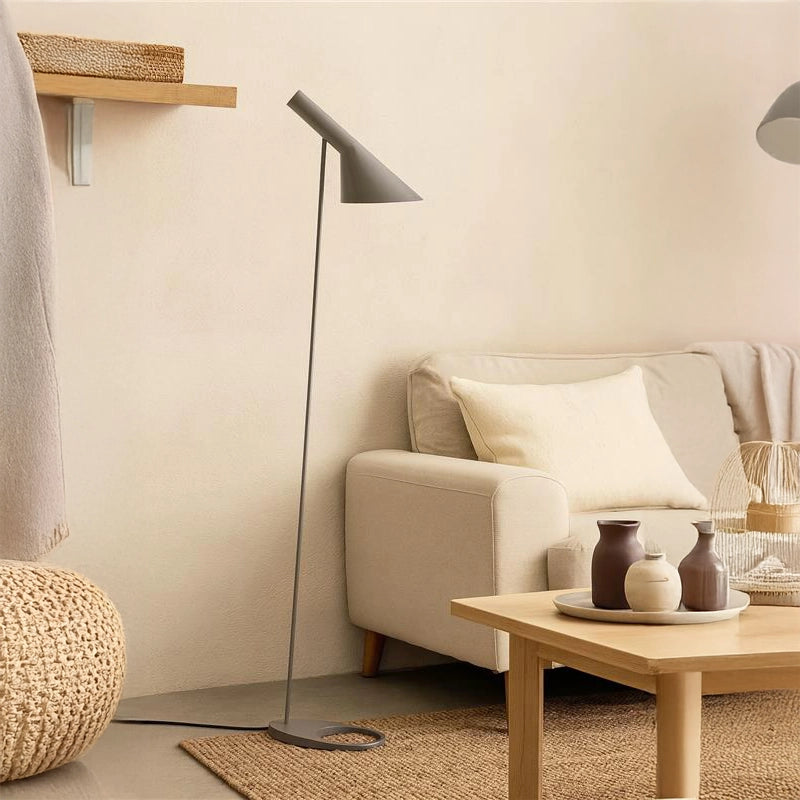 Louis Poulsen AJ Lampada design a pavimento warm grey accesa in ambiente, design e diffusione della luce