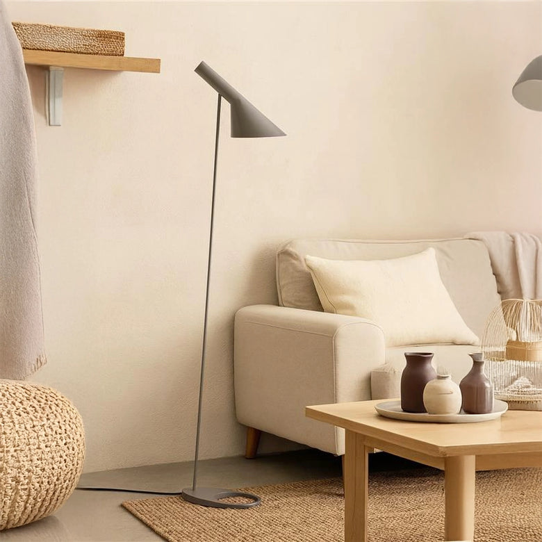 Louis Poulsen AJ Lampada design a pavimento warm grey accesa in ambiente, design e diffusione della luce