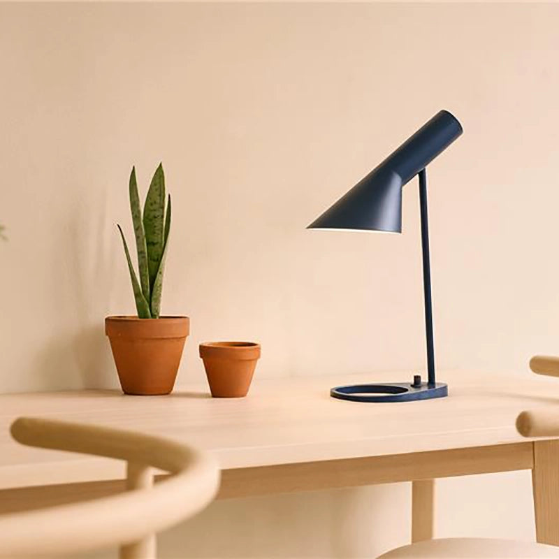 Louis Poulsen AJ Mini Table Lampada Da Tavolo Blu notte Midnight Blue accesa in ambiente, design e diffusione della luce