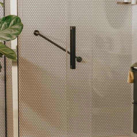 Maniglia 45 cm di Sicurezza vasca Nero Satinato Cosmic Nero Opaco, retro con sistema di fissaggio a parete - Industrias...