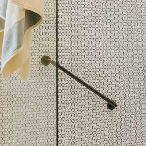 Maniglia 45 cm di Sicurezza vasca Nero Satinato Cosmic Nero Opaco, vista laterale del profilo a muro - Industrias Cosmic