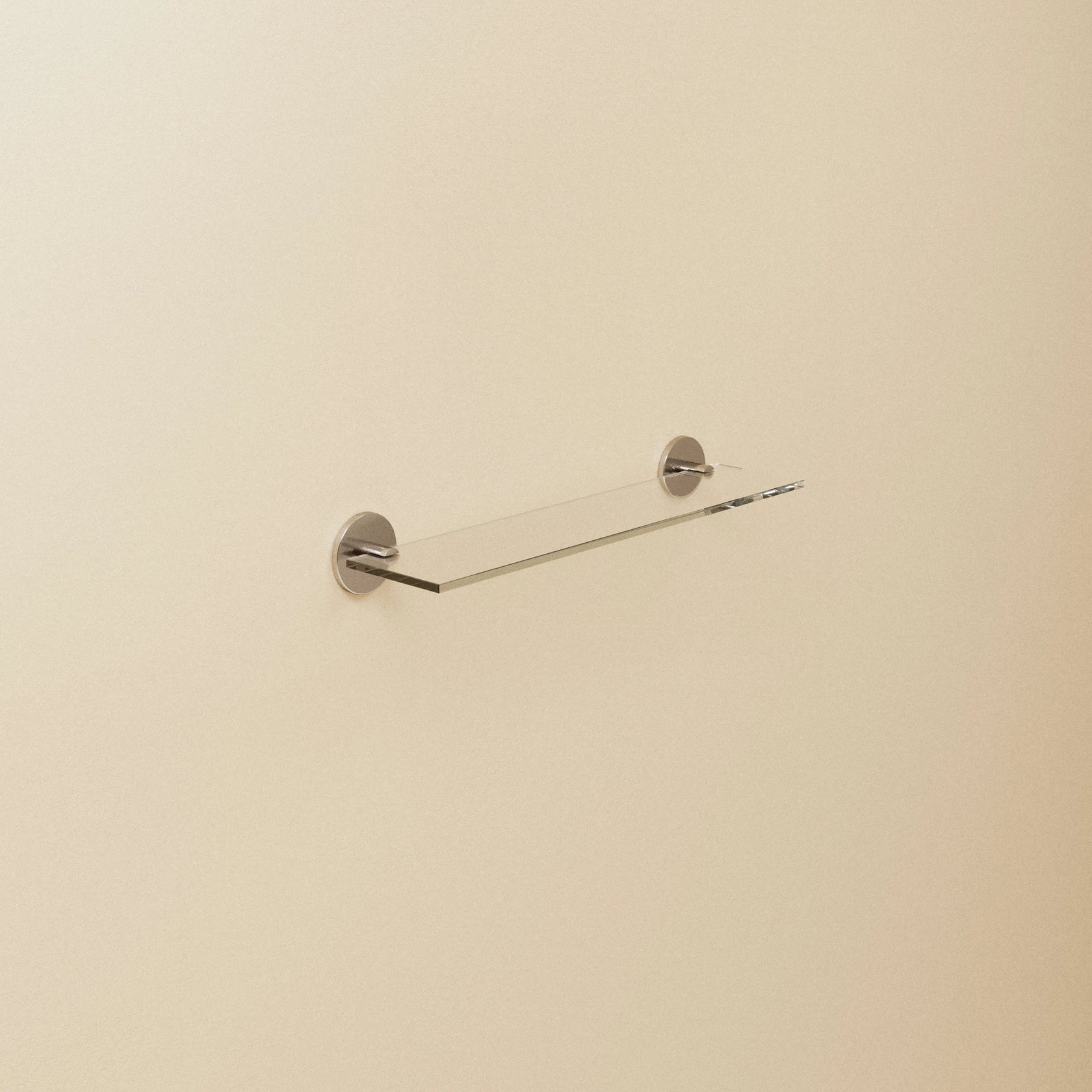 Cosmic Duo Round Mensola bagno 40 cm In Vetro Cromo in acciaio inox e lucido installato in bagno moderno con ante in...