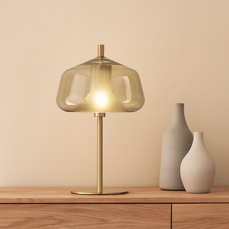 Miloox Xray Lampada da tavolo in vetro miele e montatura in spazzolato accesa in ambiente, design e diffusione della luce