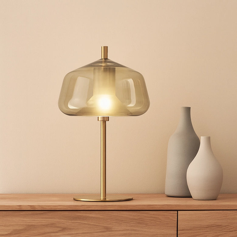 Miloox Xray Lampada da tavolo in vetro miele e montatura in spazzolato accesa in ambiente, design e diffusione della luce