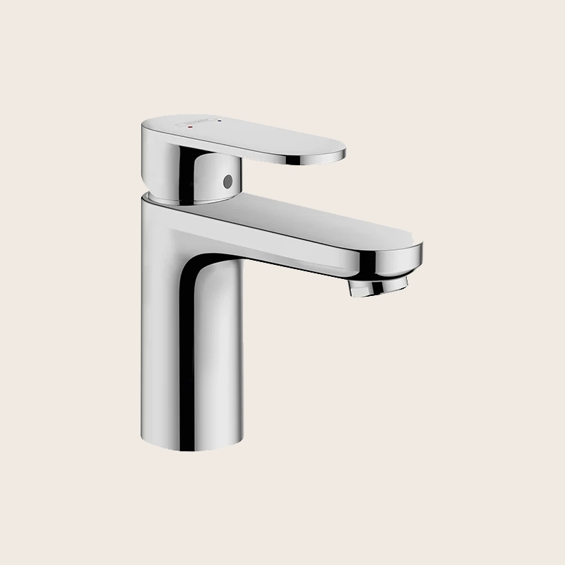 Hansgrohe Vernis Blend Miscelatore Lavabo con Saltarello in lucido ambientato su piano bagno con accessori