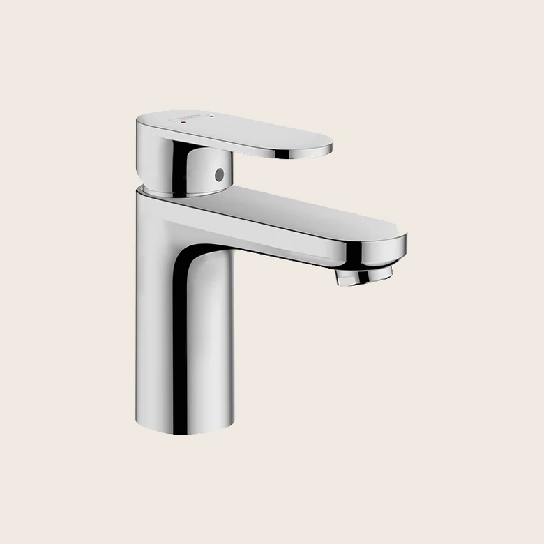 Hansgrohe Vernis Blend Miscelatore Lavabo con Saltarello in lucido ambientato su piano bagno con accessori
