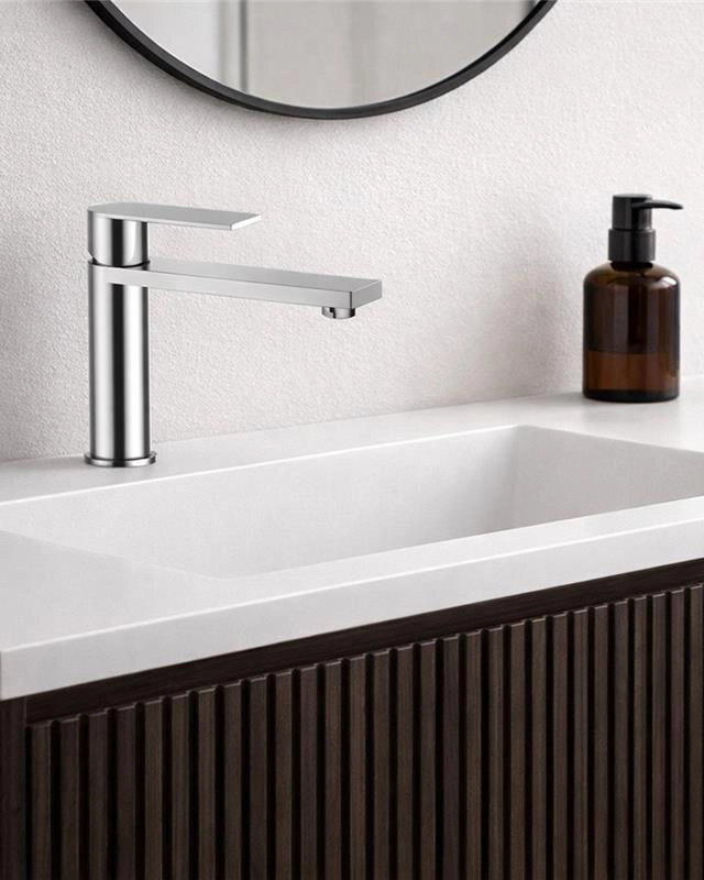 Miscelatore Lavabo in acciaio inox ambientato su piano bagno con accessori - Exagonshop
