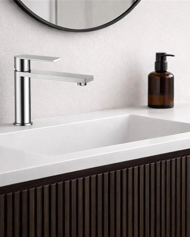 Coppia miscelatori lavabo e bidet in acciaio inox, vista frontale su sfondo bianco - Exagonshop