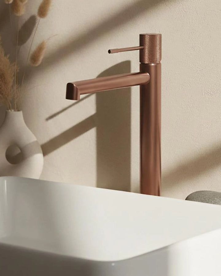 Miscelatore alto lavabo senza scarico in ottone oro rosa Oro Mat in satinato e spazzolato ambientato su piano bagno con...