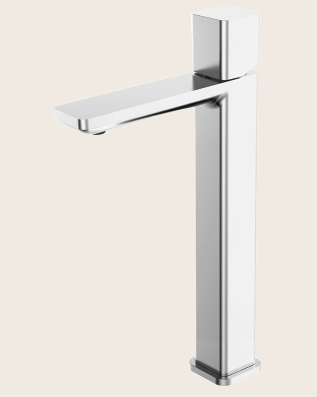 Miscelatore alto per lavabo a ciotola cromo ambientato su piano bagno con accessori - Exagonshop