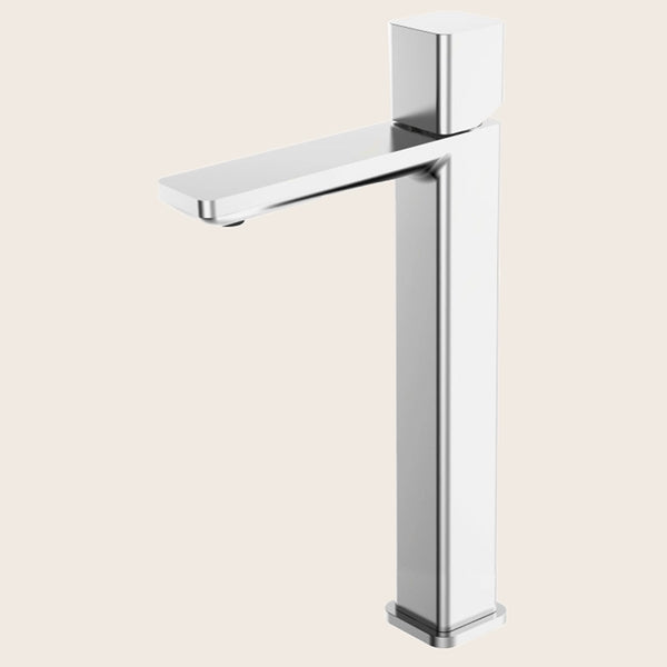 Miscelatore alto per lavabo a ciotola cromo ambientato su piano bagno con accessori - Exagonshop