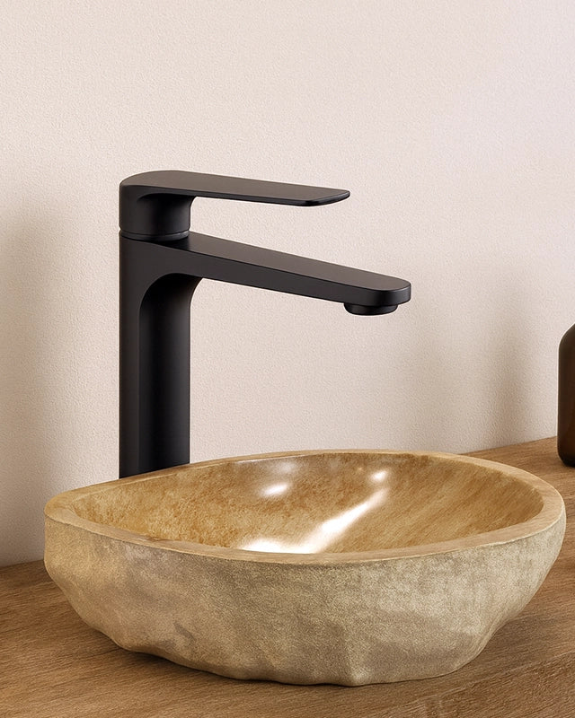 Miscelatore alto per ciotola senza scarico in ottone nero in opaco ambientato su piano bagno con accessori - Exagonshop