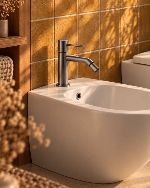 Miscelatore bidet Tokyo grigio metallico PVD EXATOKBIDFU, ambientato su bidet