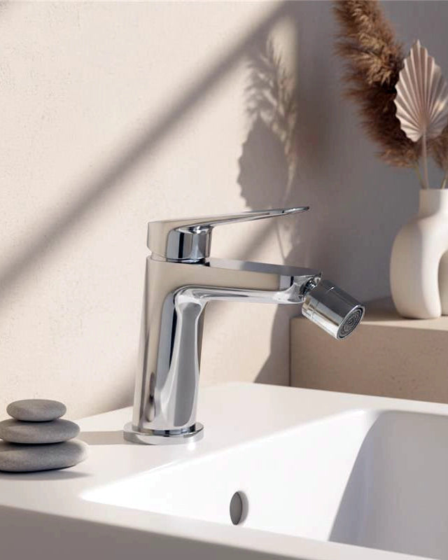Miscelatore bidet Totem in ottone cromo in lucido, vista frontale della maniglia e della bocca di erogazione - Exagonshop