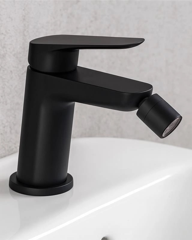 Miscelatore bidet Totem in ottone nero opaco, dettaglio ravvicinato della finitura e del marchio - Exagonshop