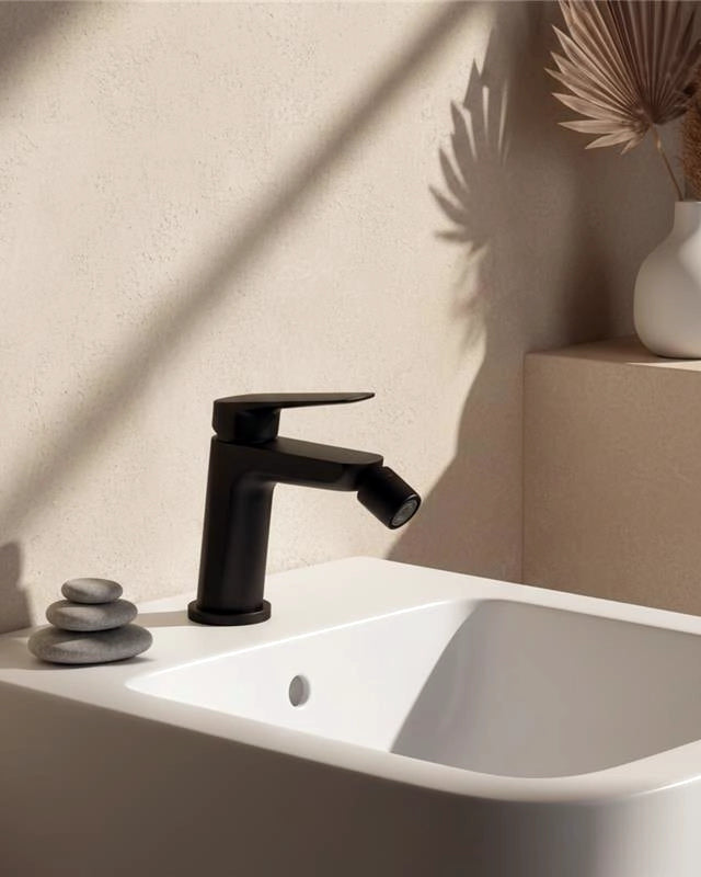Miscelatore bidet Totem in ottone nero opaco, vista frontale della maniglia e della bocca di erogazione - Exagonshop