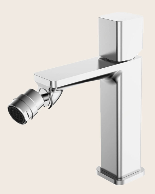 Miscelatore bidet con piletta click clack cromo Lotus, dettaglio ravvicinato della finitura e del marchio - Exagonshop