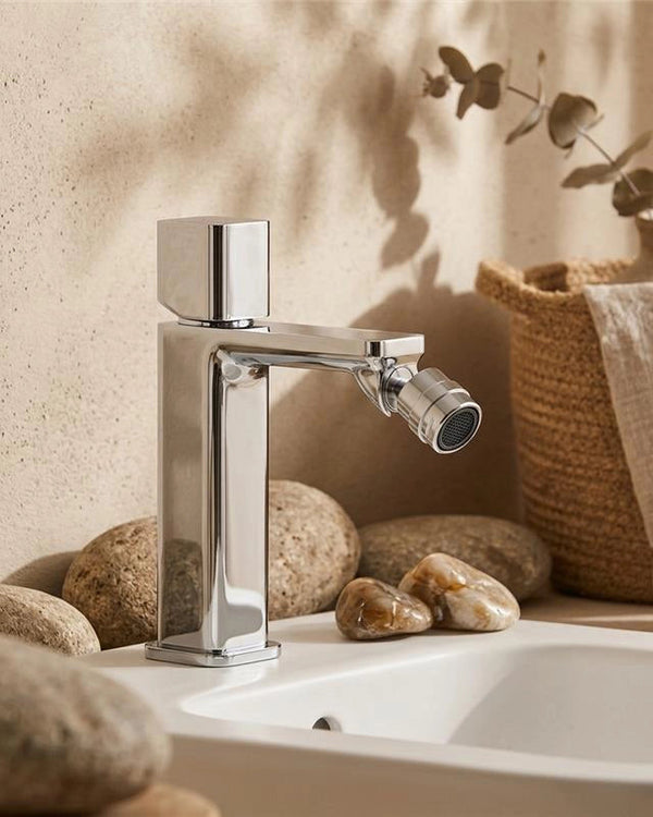 Miscelatore bidet con piletta click clack cromo Lotus in ottone, vista frontale della maniglia e della bocca di...