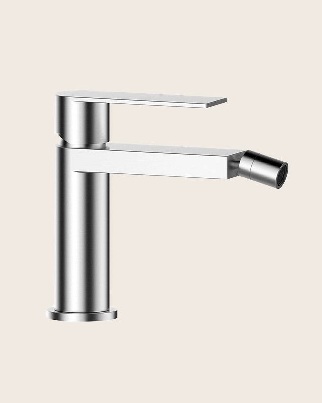 Miscelatore bidet in acciaio inox, dettaglio ravvicinato della finitura e del marchio - Exagonshop
