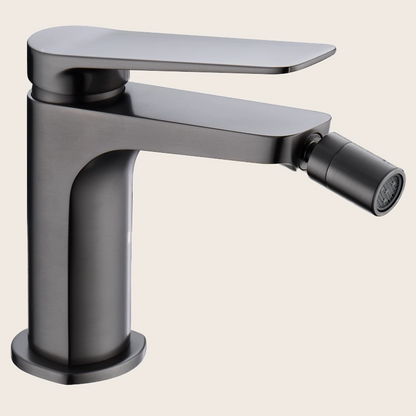 Miscelatore bidet senza scarico in ottone grigio metallico, vista frontale della maniglia e della bocca di erogazione...