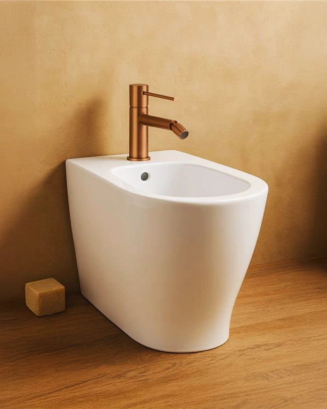 Miscelatore bidet senza scarico in ottone oro rosa, dettaglio ravvicinato della finitura e del marchio - Exagonshop