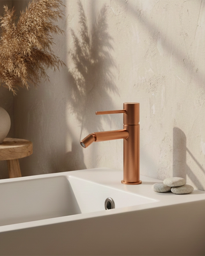Miscelatore bidet senza scarico in ottone oro rosa in satinato e spazzolato, vista frontale della maniglia e della bocca...