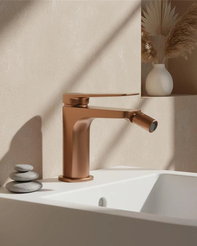 Miscelatore bidet senza scarico in ottone oro rosa in spazzolato, vista frontale della maniglia e della bocca di...