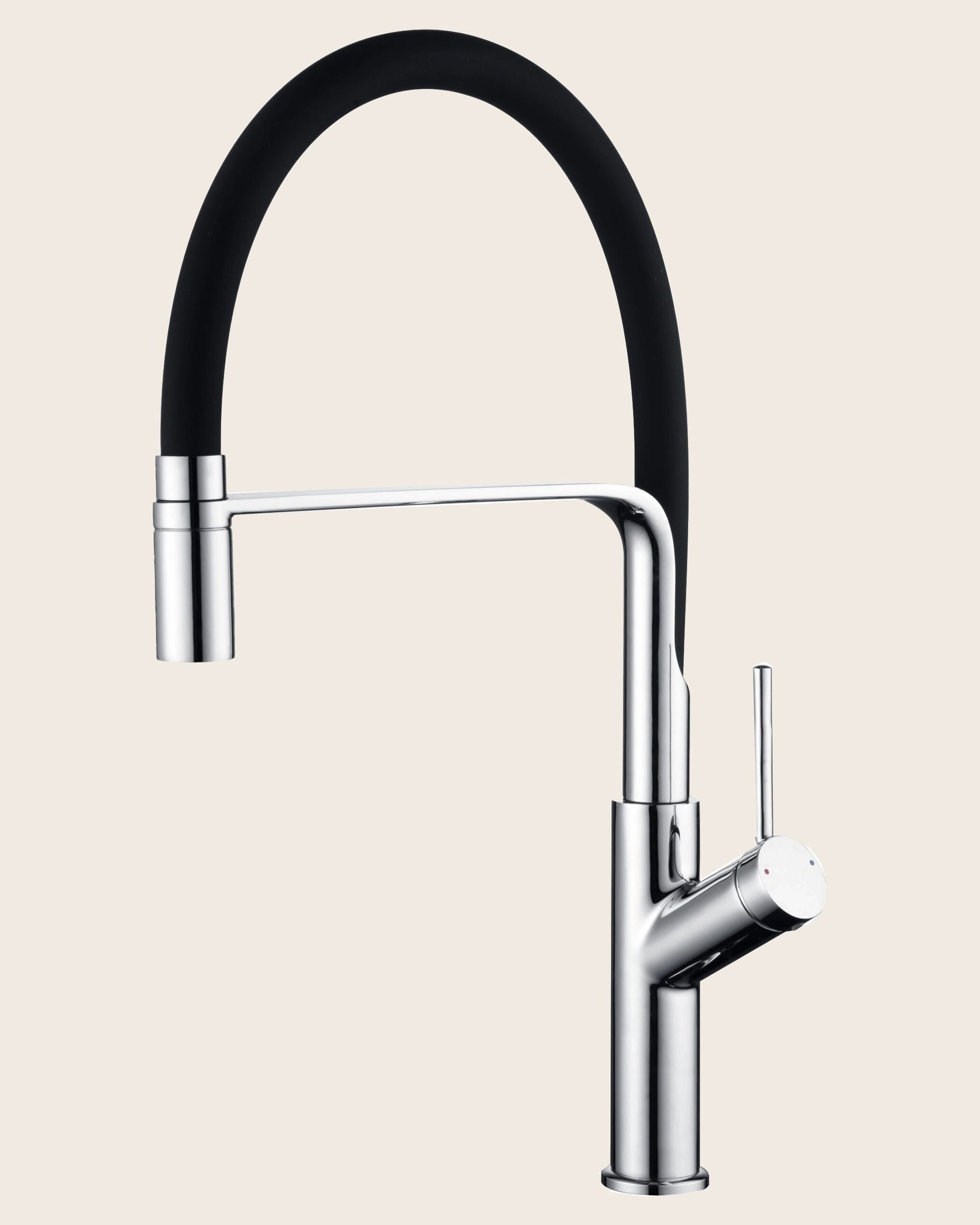 Miscelatore cucina flessibile Imola cromo in ottone e opaco installato su lavello, vista della bocca e della leva...