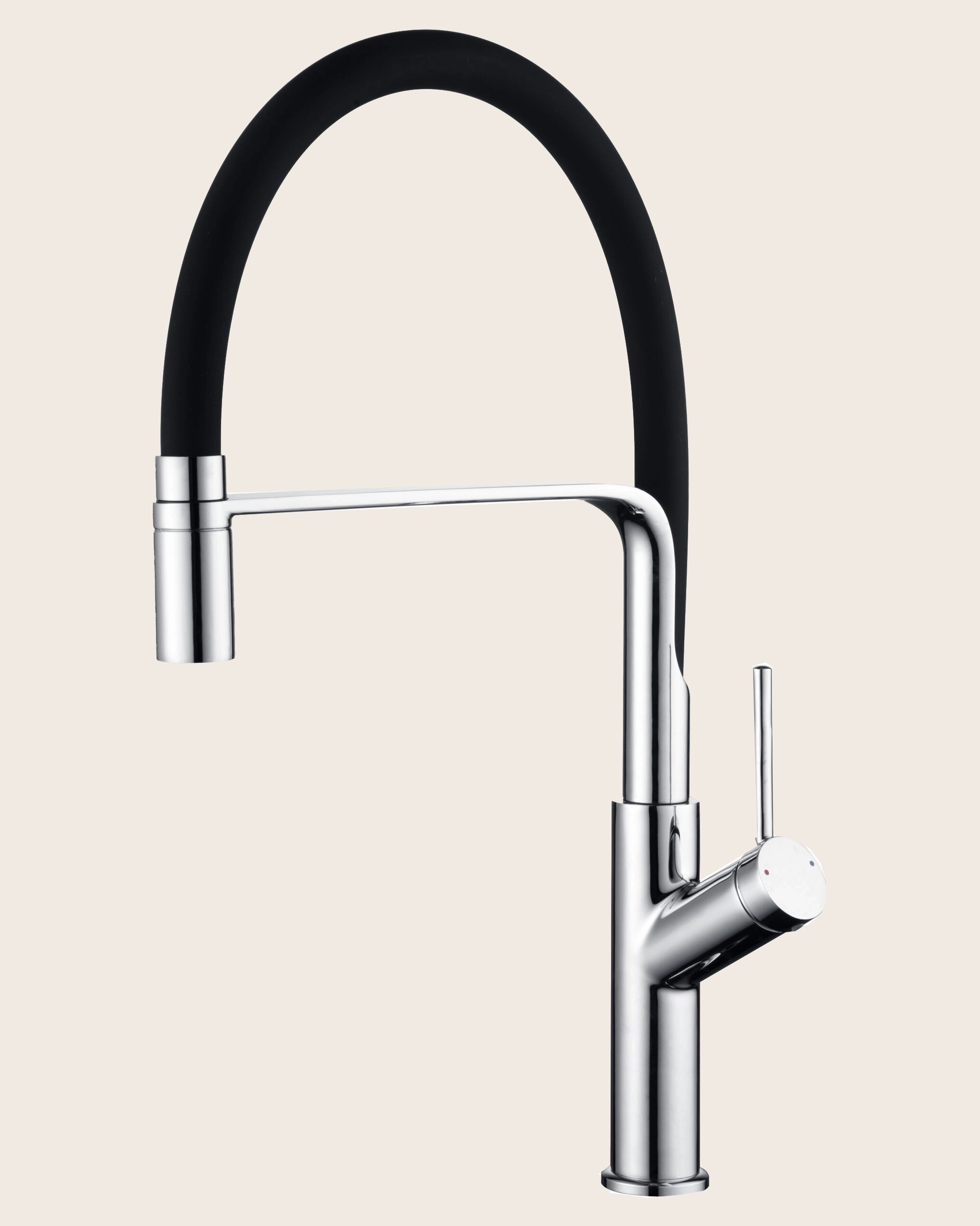 Miscelatore cucina flessibile Imola cromo in ottone e opaco installato su lavello, vista della bocca e della leva...