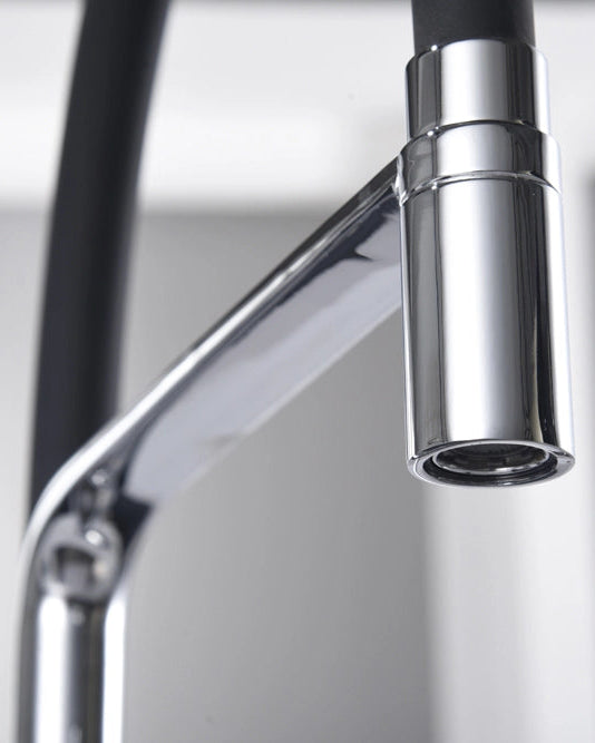 Miscelatore cucina flessibile Imola cromo installato su lavello, vista della bocca e della leva - Exagonshop
