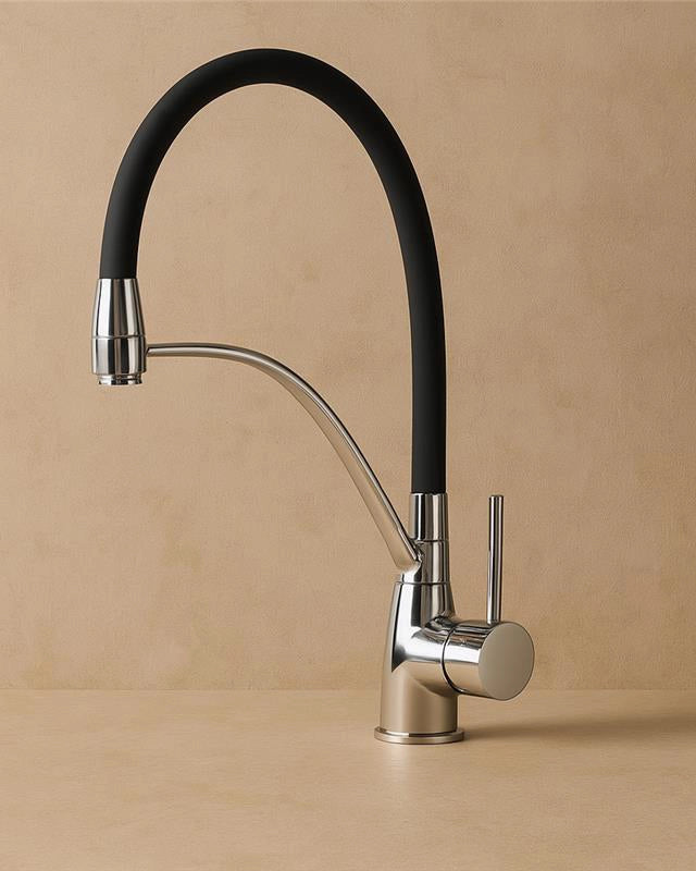 Miscelatore monocomando lavello con canna in silicone Cromo in ottone e opaco installato su lavello, vista della bocca e...